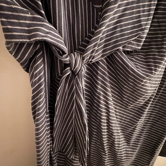 Vince Gray and White Sheath Dress Short Sleeve Crew Neck - Picture 7 of 8